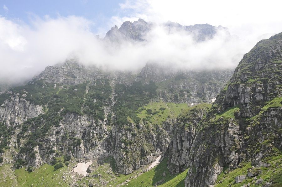 Backpacking Romania, Bucegi mountains - Malaiesti hut area