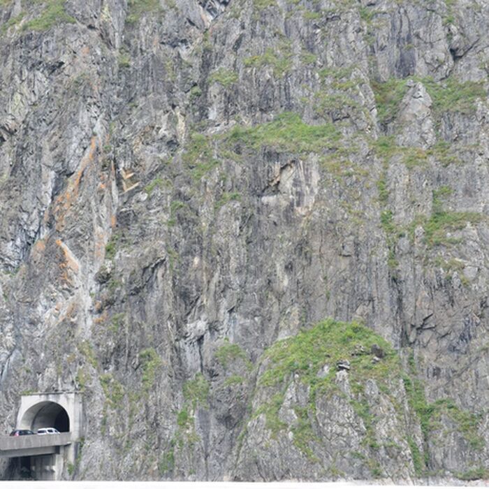 2-Day Private Tour – Transfagarasan Highway and Hiking in Fagaras Mountains - Vidraru Dam